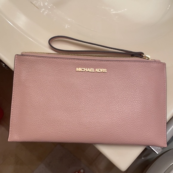 Michael Kors Handbags - MICHAEL KORS wristlet!